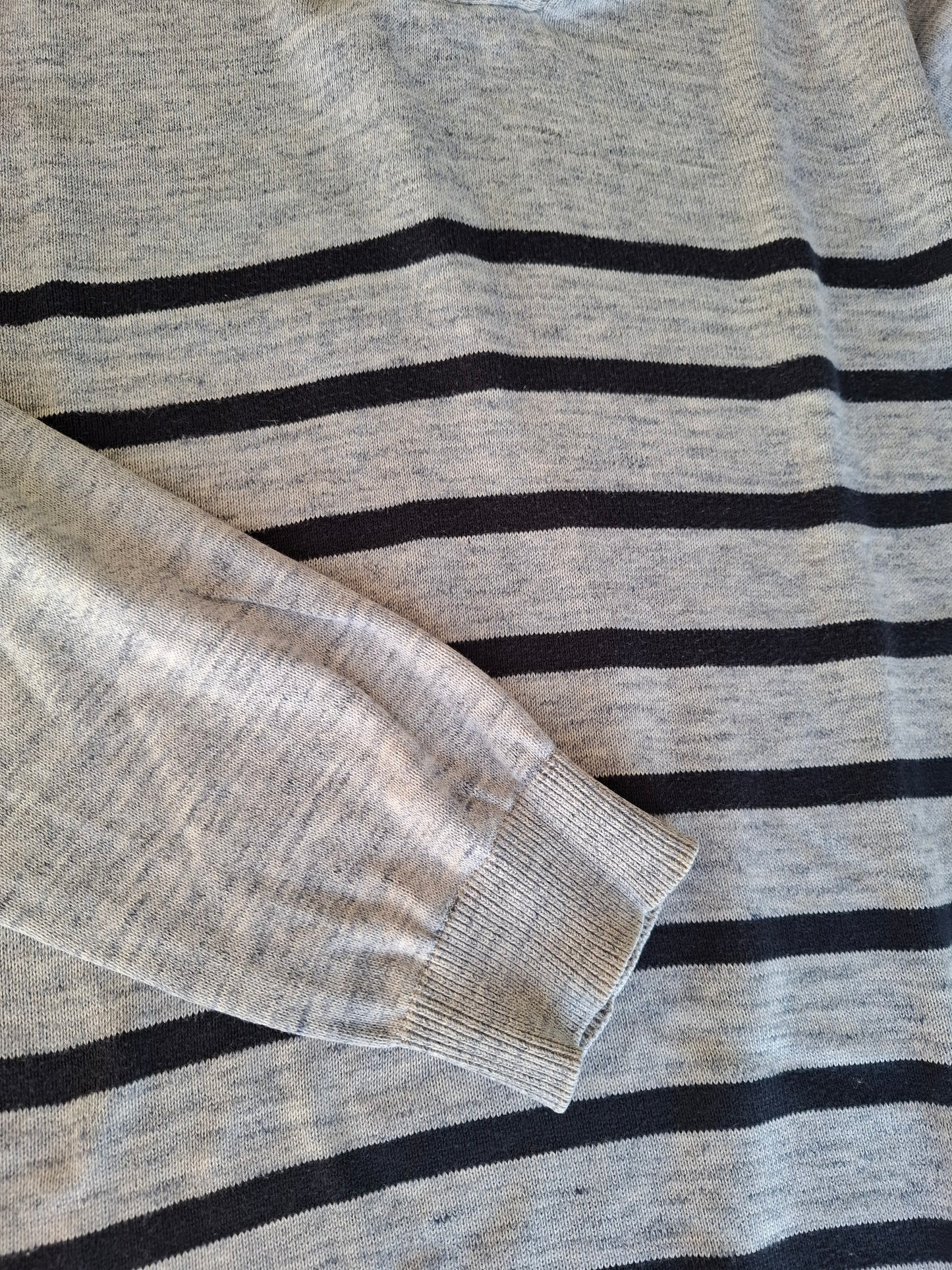 Pull gris a rayure noir