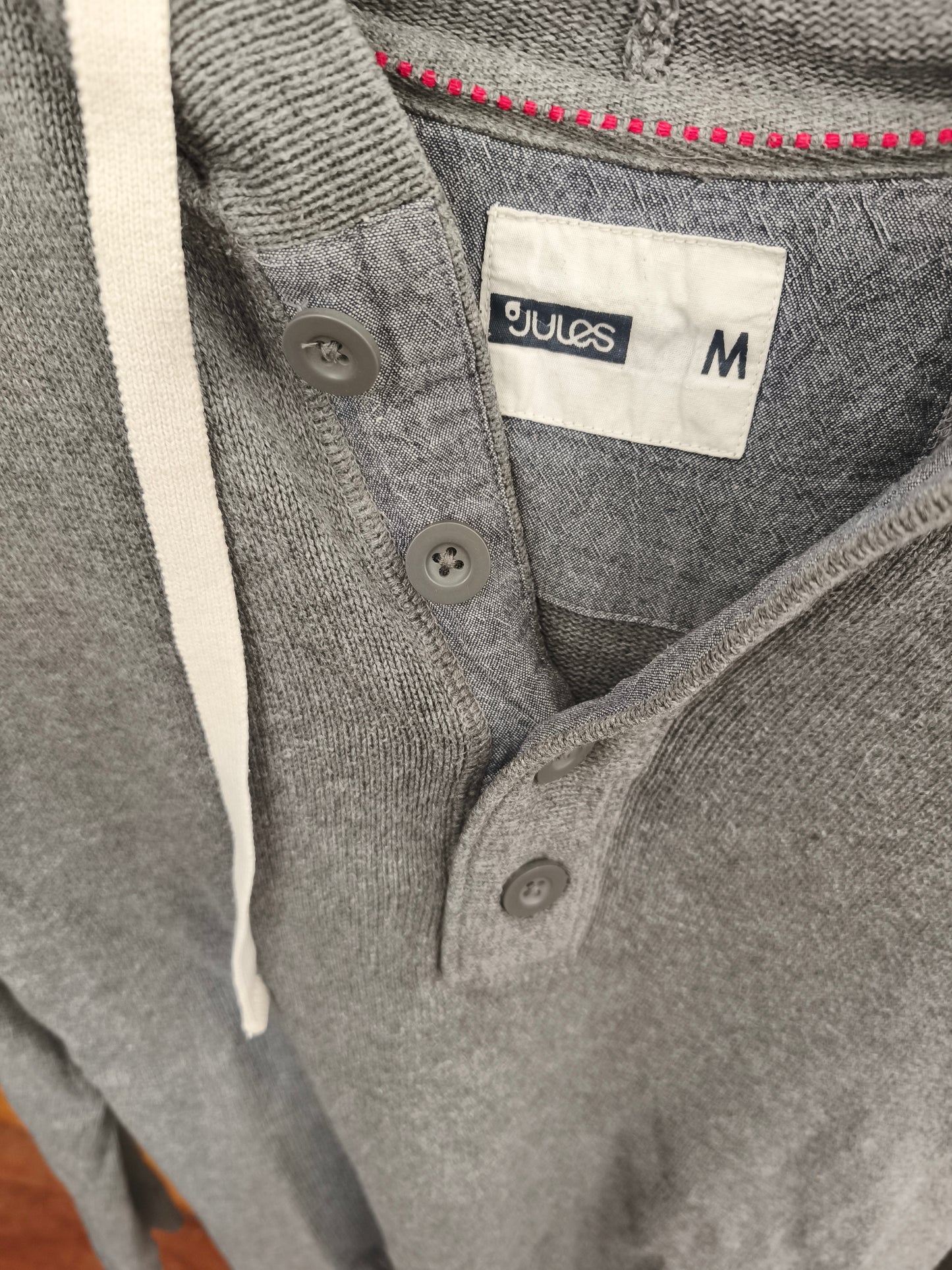 Pull gris capuche