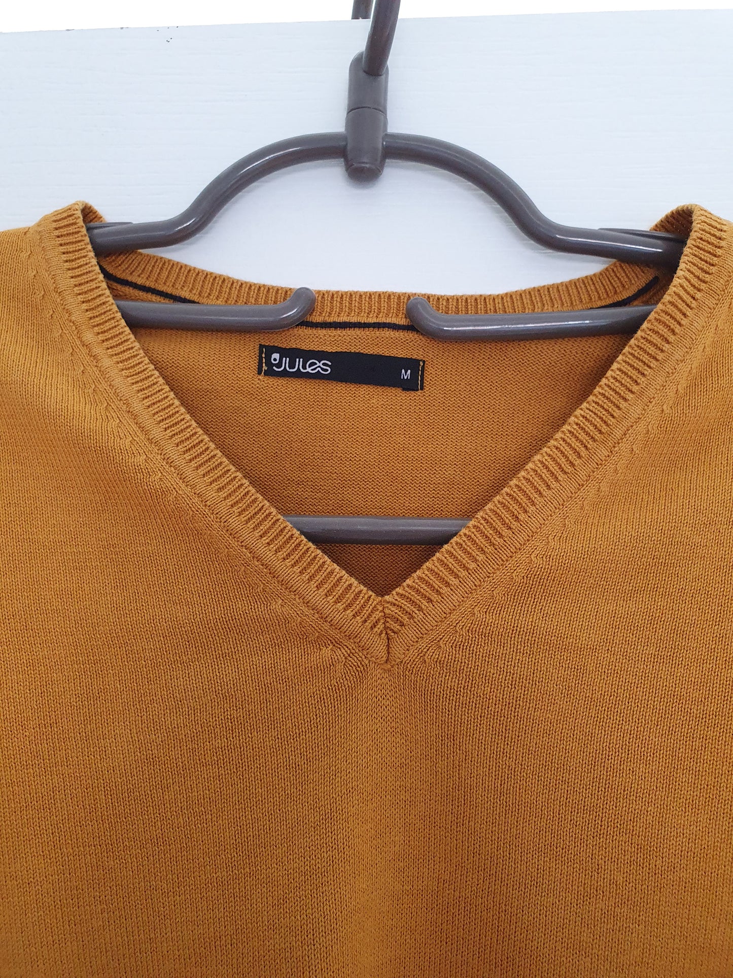 Pull col V moutarde