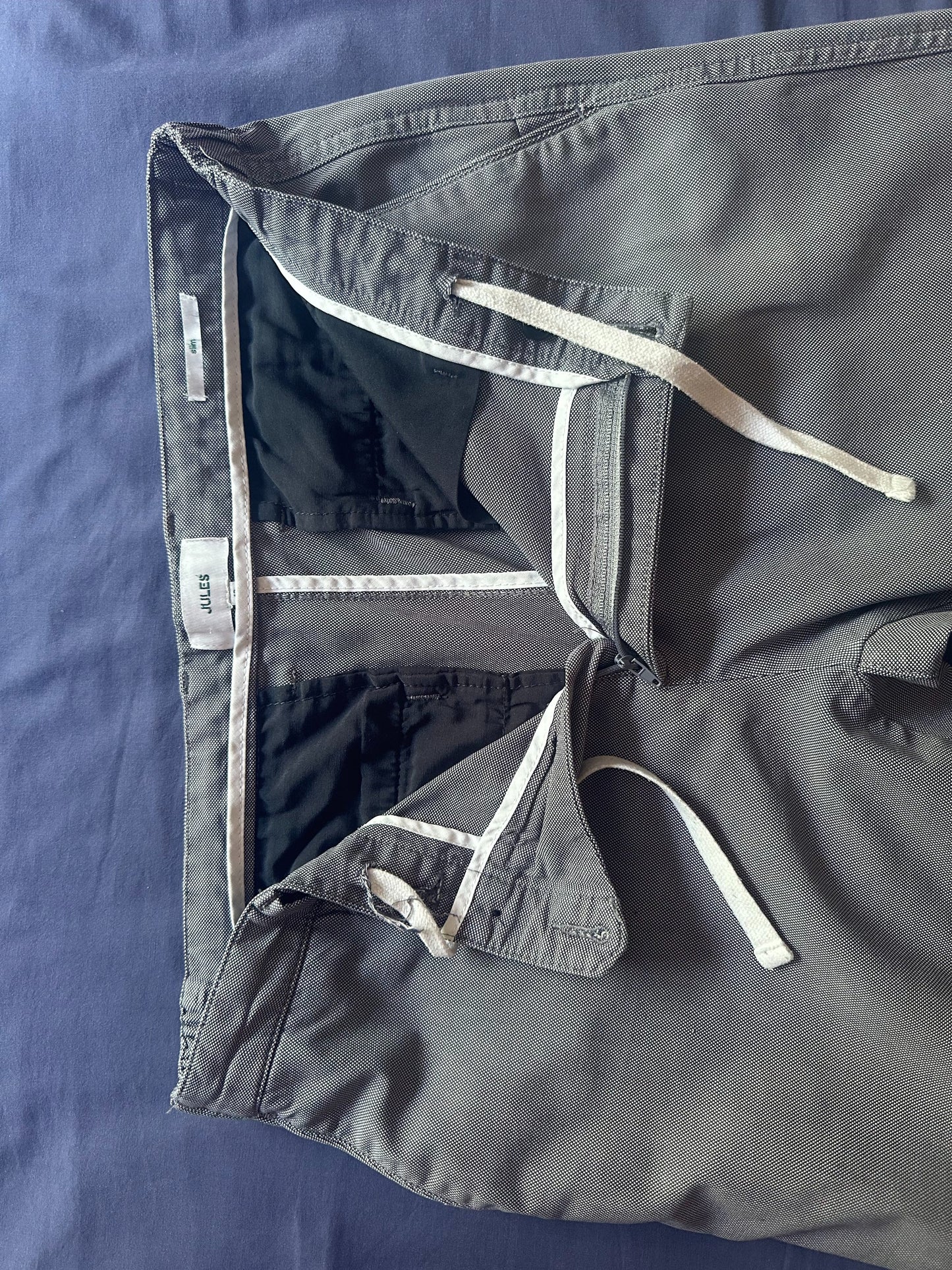 Pantalon chino slim reliefé