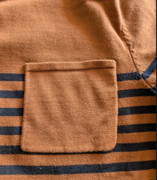 Pull rayé à poche contrastée