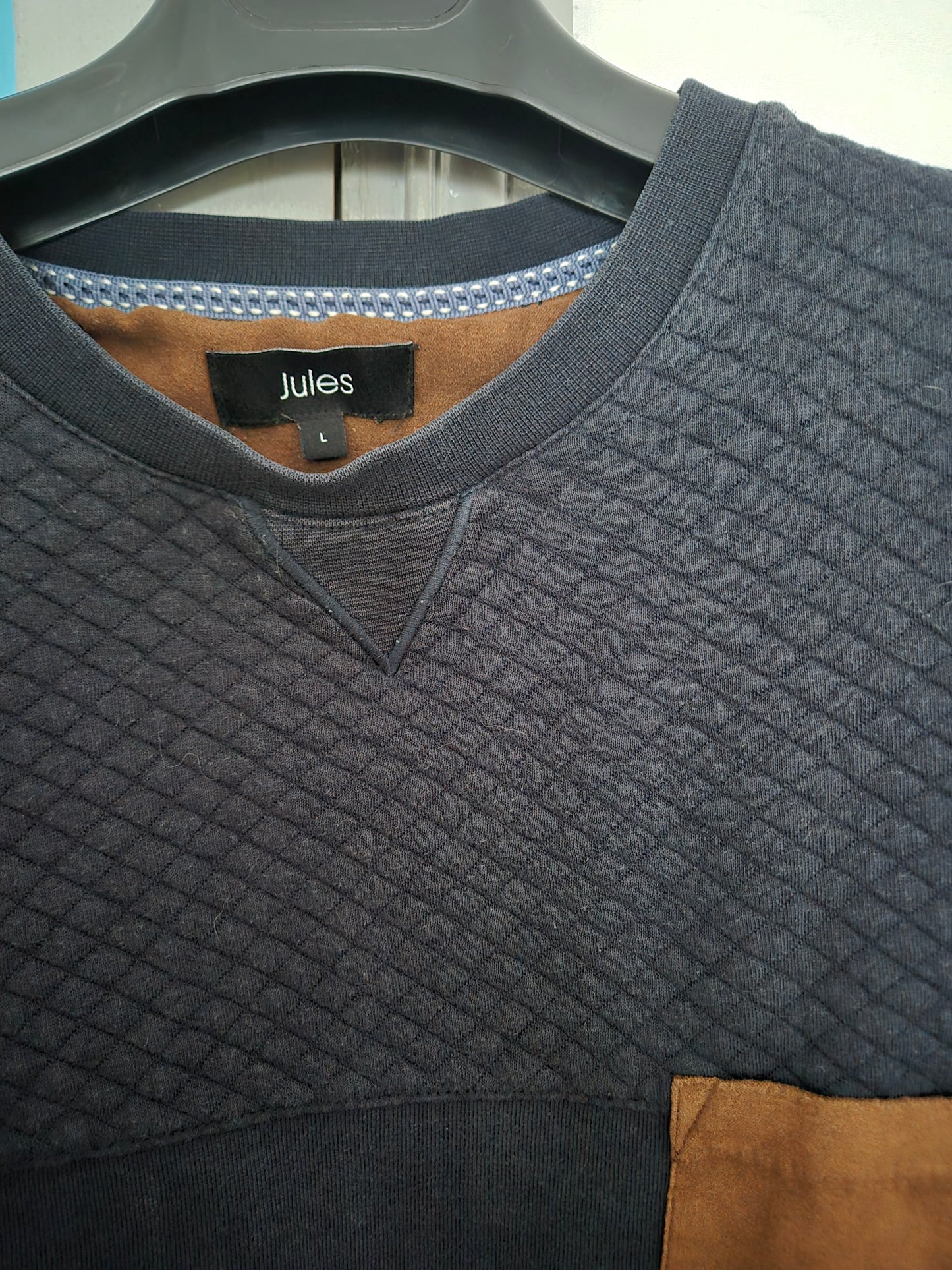 Pull bleu gauffré poche poitrine