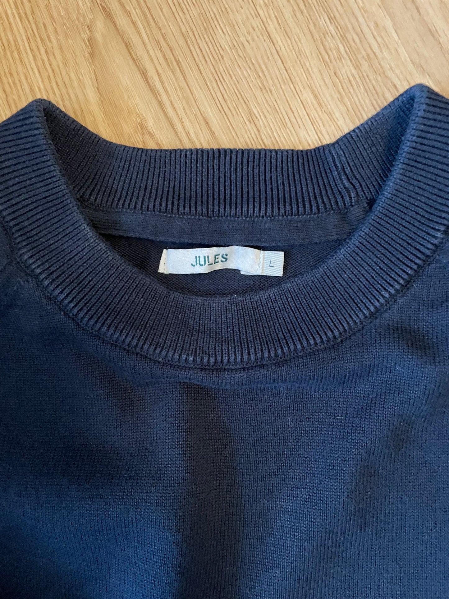 Pull bleu marine à rayures
