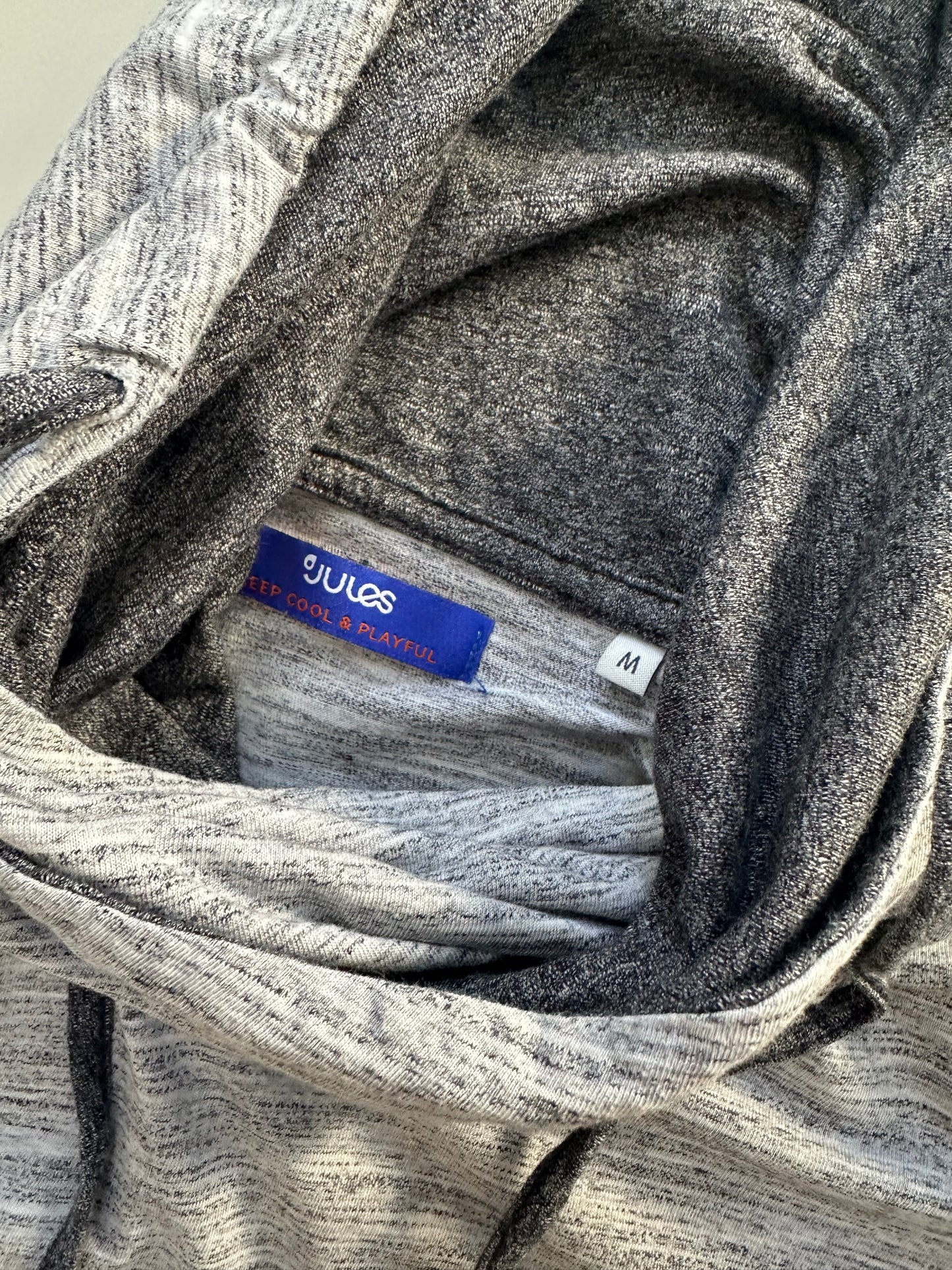 Tee-shirt capuche gris