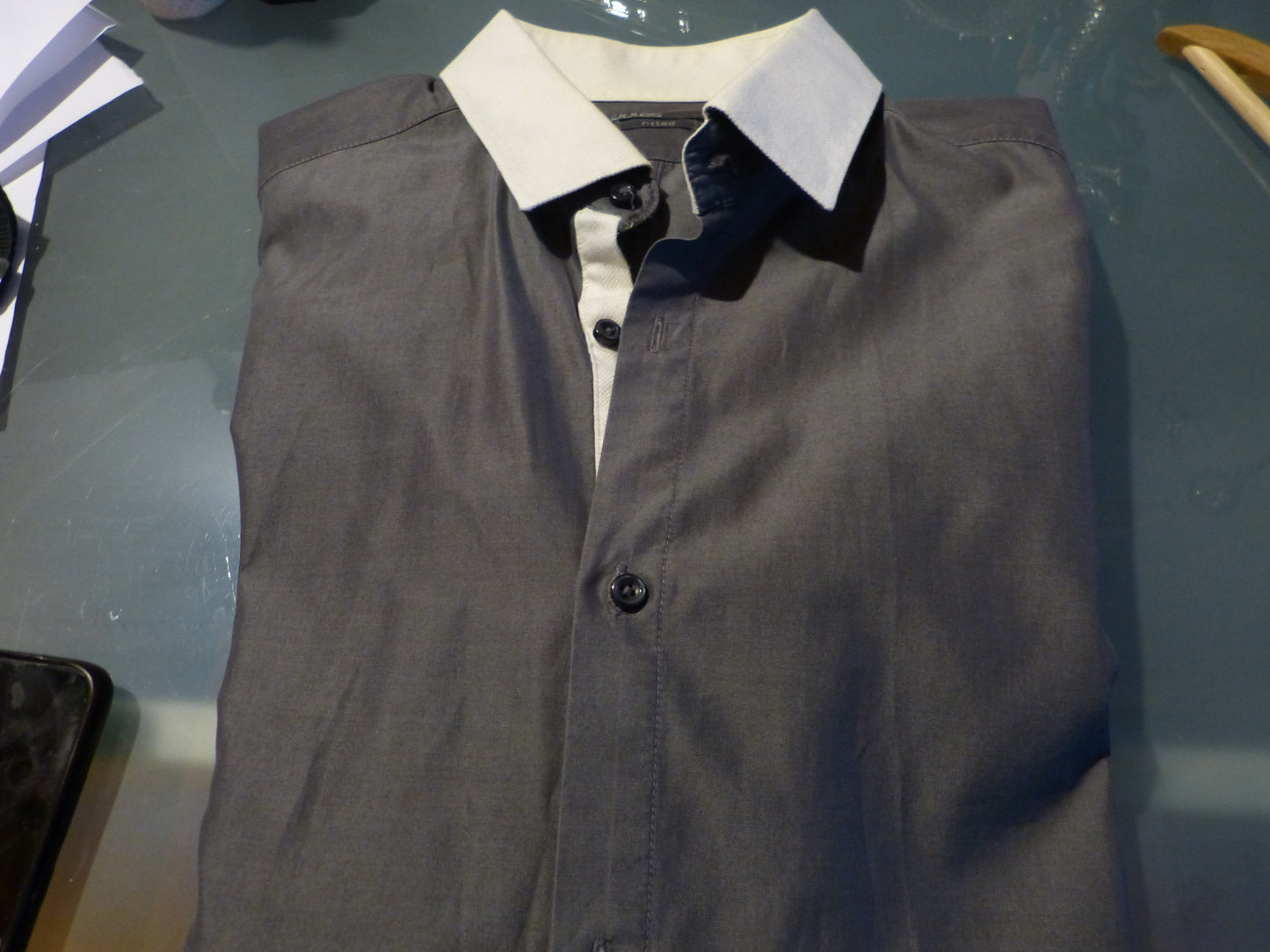 chemise grise col blanc