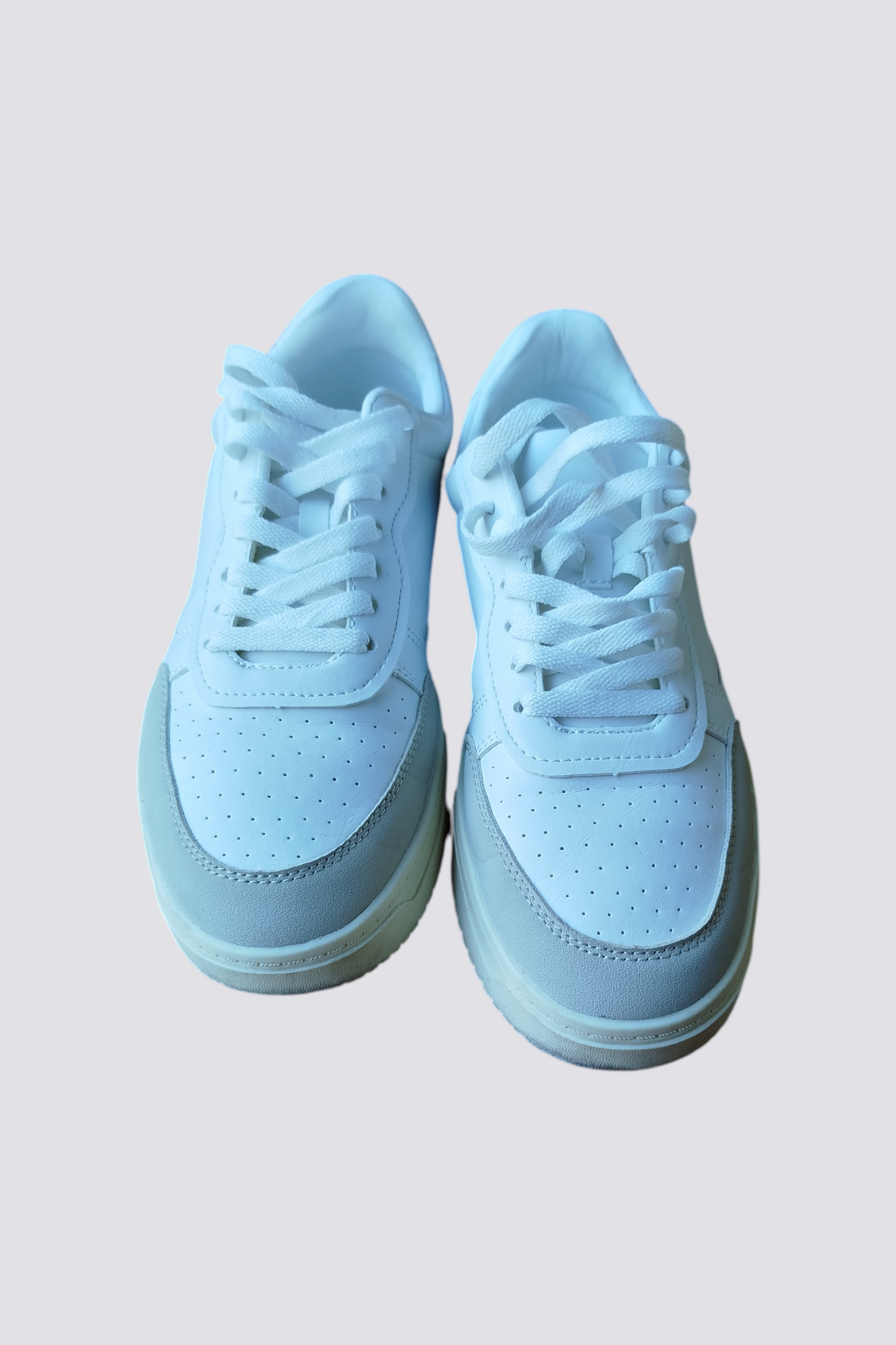 Chaussures blanches et beiges utilisées deux fois