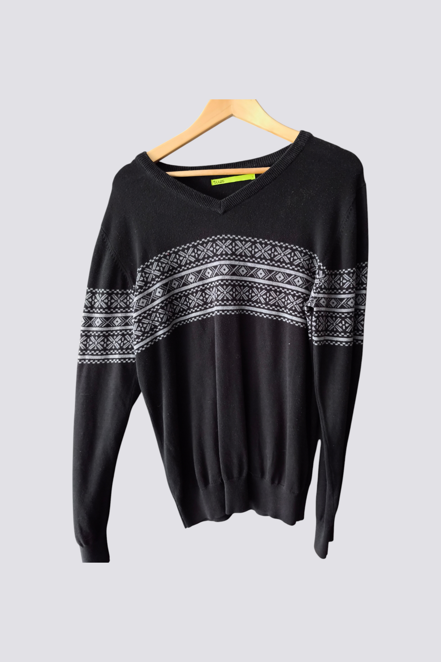 pull noir avec bande dessin gris