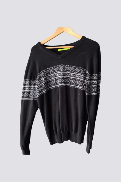 pull noir avec bande dessin gris