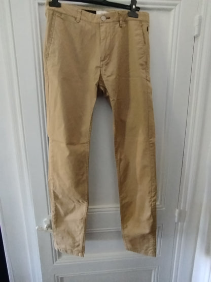 Pantalon skinny beige 98 % coton et 2 % élasthanne.