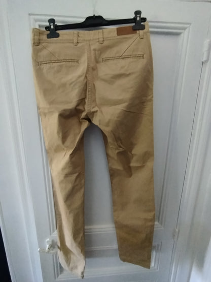Pantalon skinny beige 98 % coton et 2 % élasthanne.