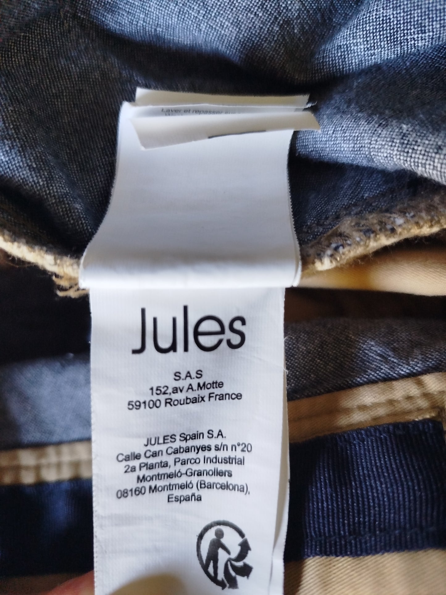 Pantalon skinny beige 98 % coton et 2 % élasthanne.