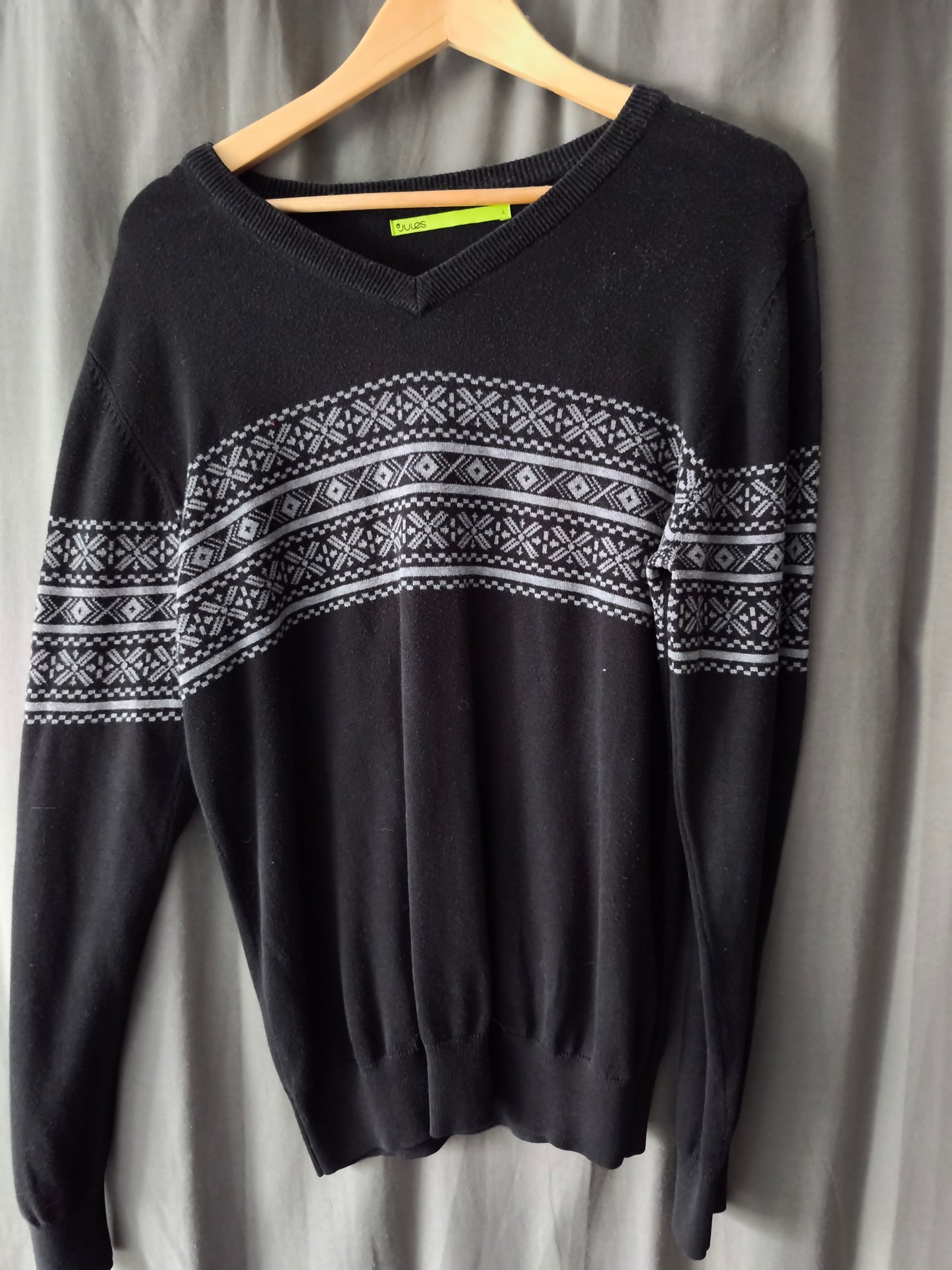 pull noir avec bande dessin gris