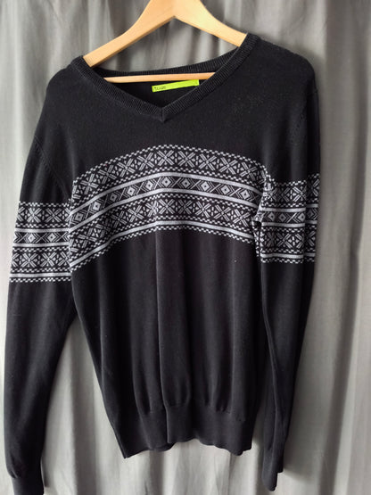 pull noir avec bande dessin gris