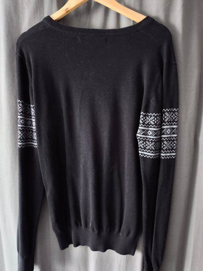 pull noir avec bande dessin gris