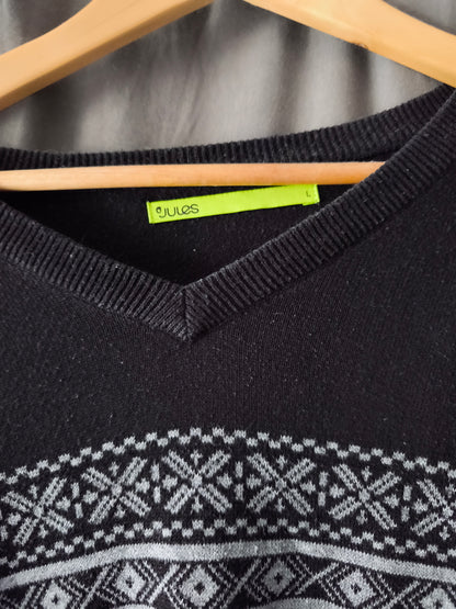 pull noir avec bande dessin gris