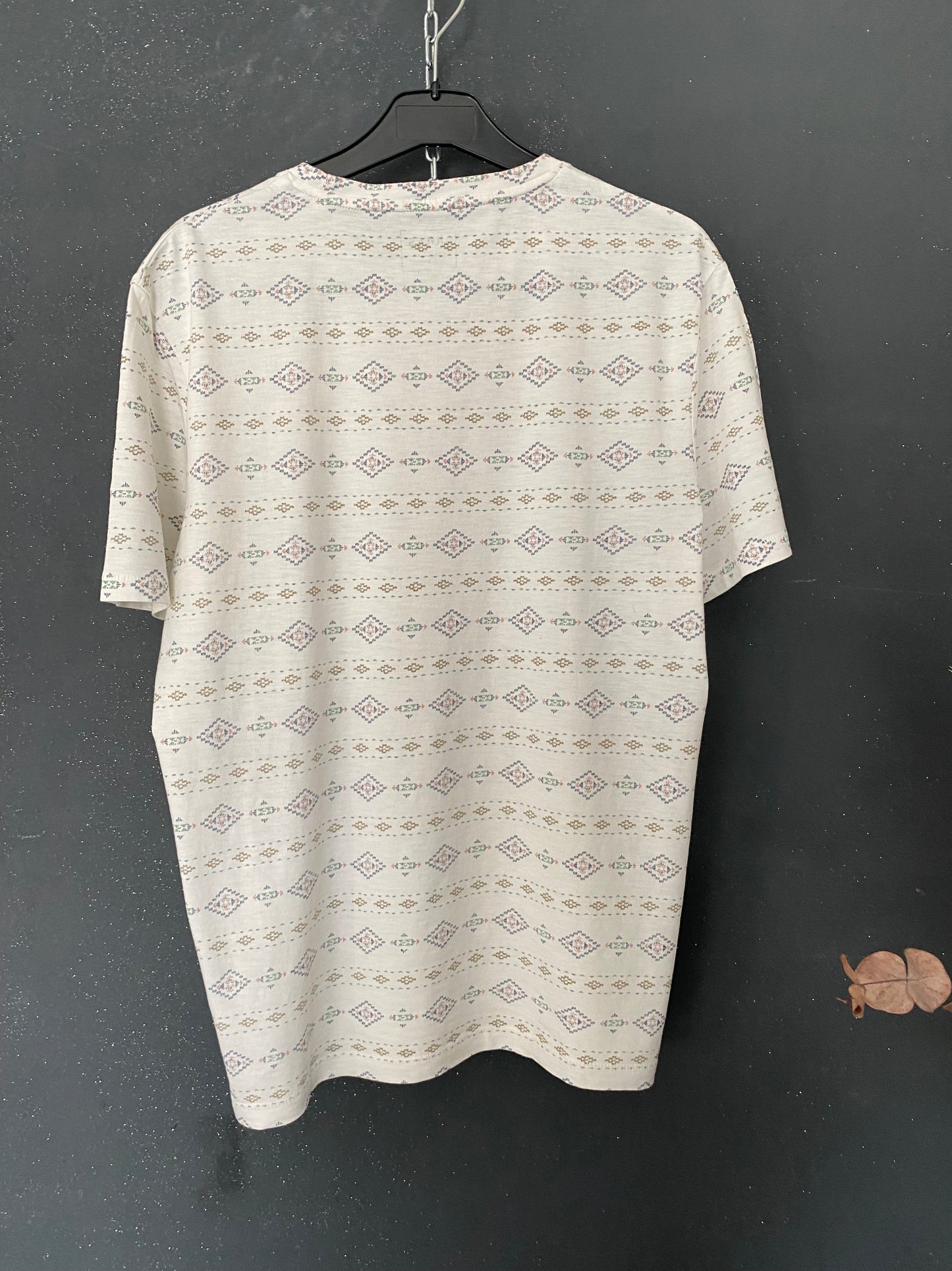 Teeshirt (c) regular motifs ethnique