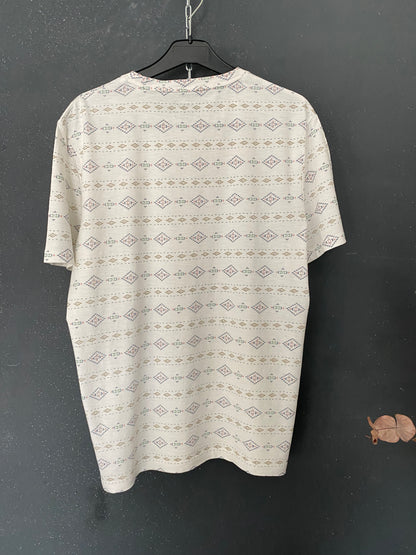 Teeshirt (c) regular motifs ethnique