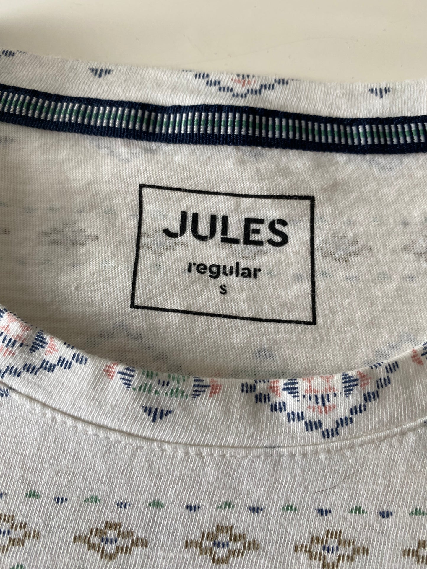 Teeshirt (c) regular motifs ethnique