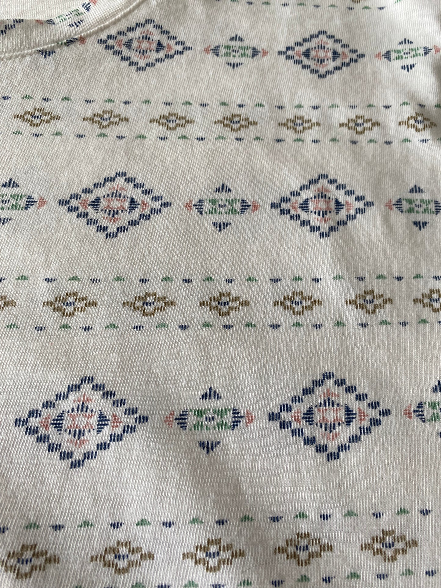 Teeshirt (c) regular motifs ethnique