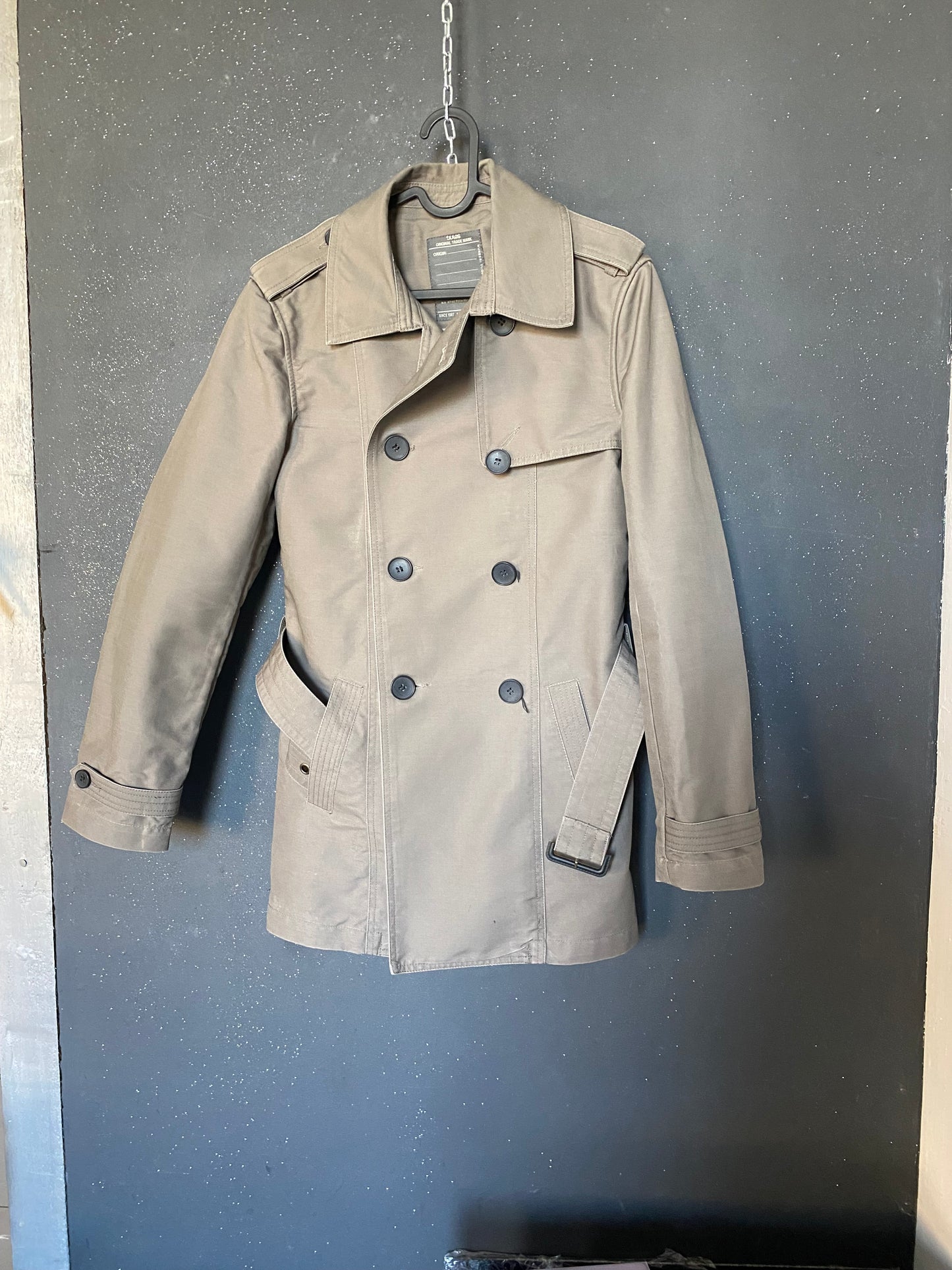 Trench court à ceinture coloris taupe (gris-marron)