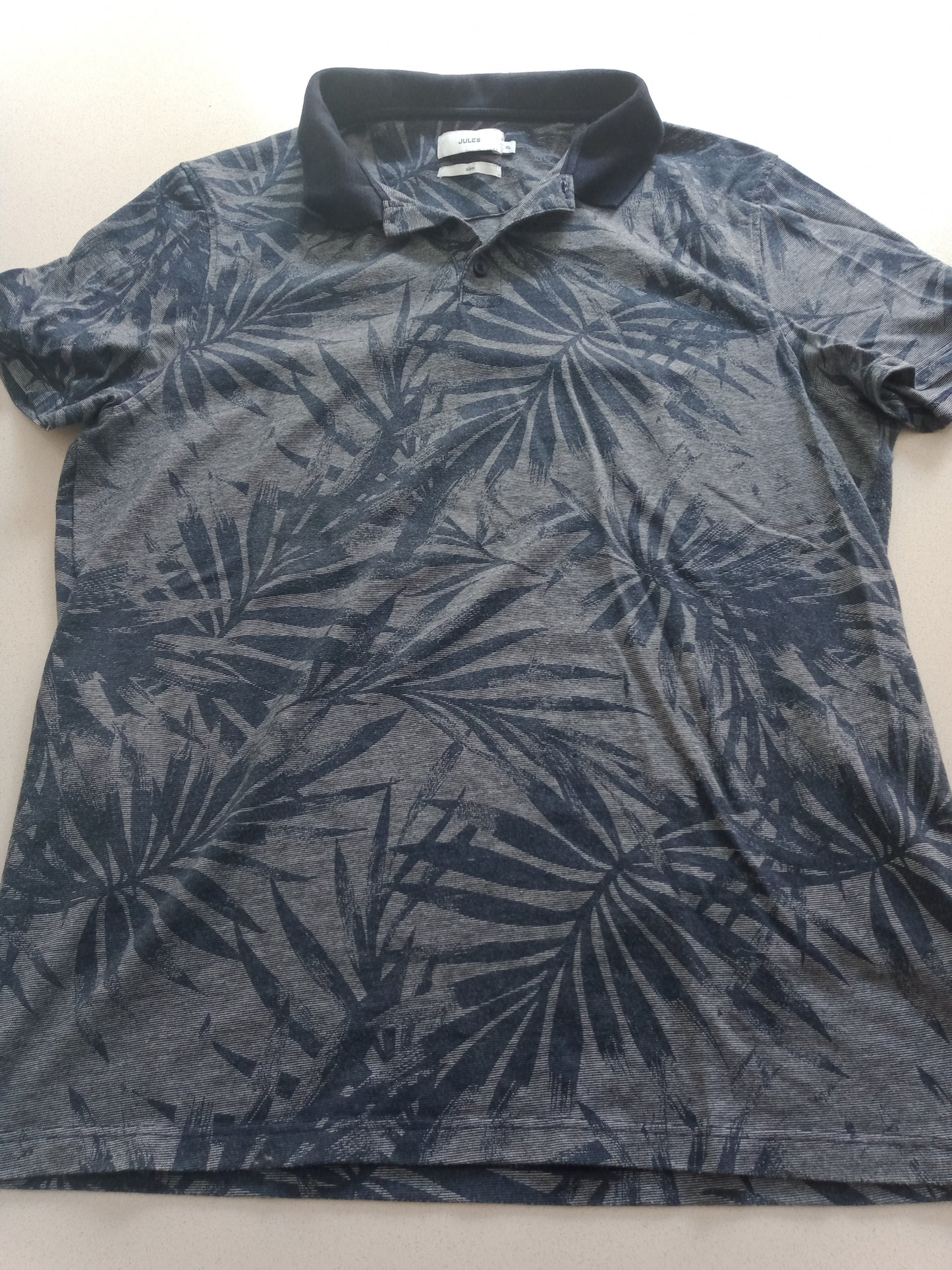 Polo imprimé feuillage à manches courtes