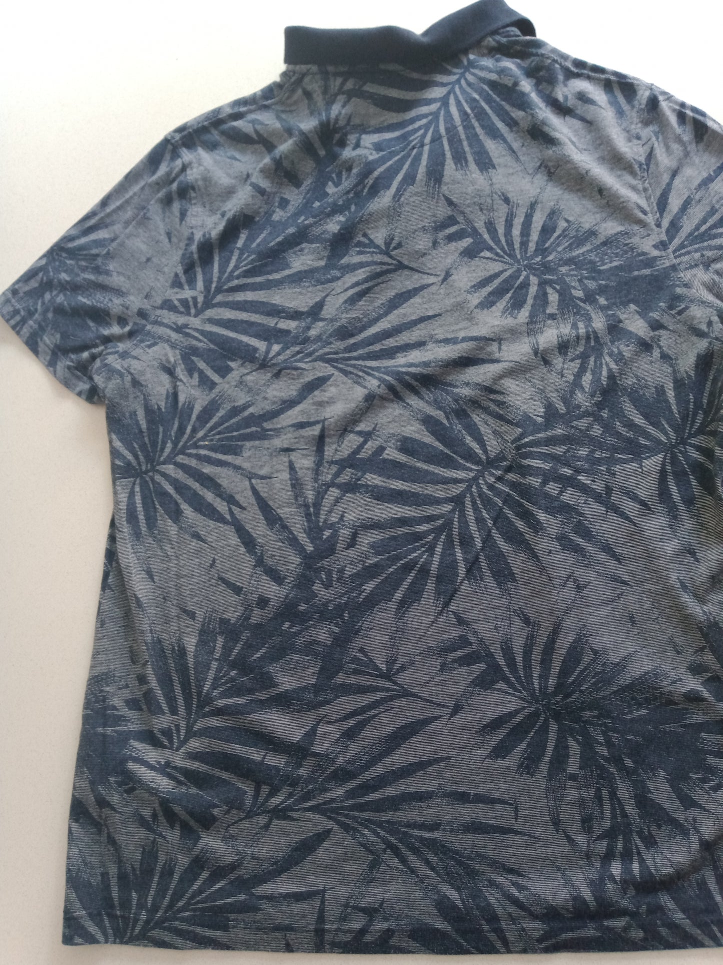 Polo imprimé feuillage à manches courtes