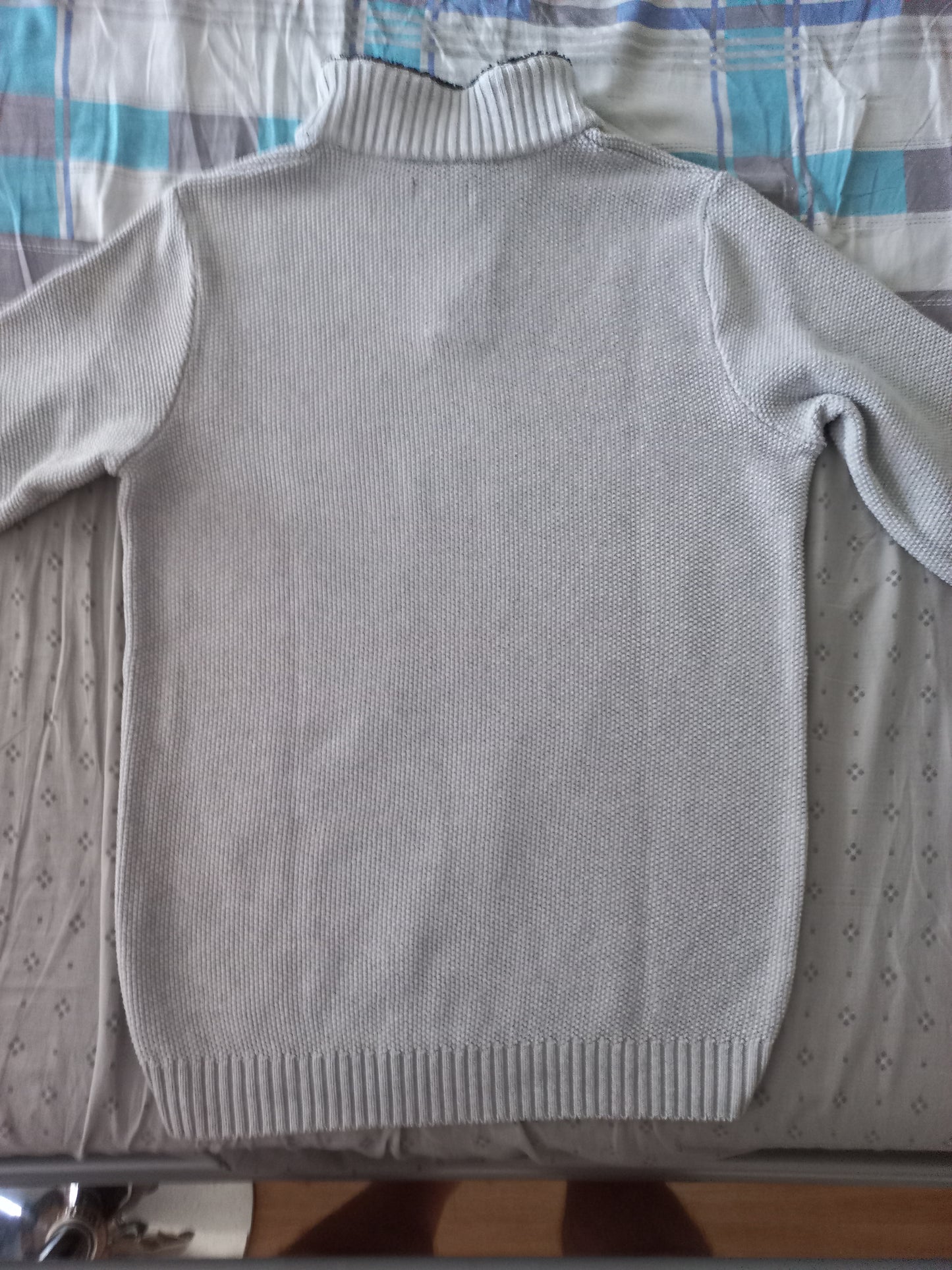 Pull gris clair col fourré noir