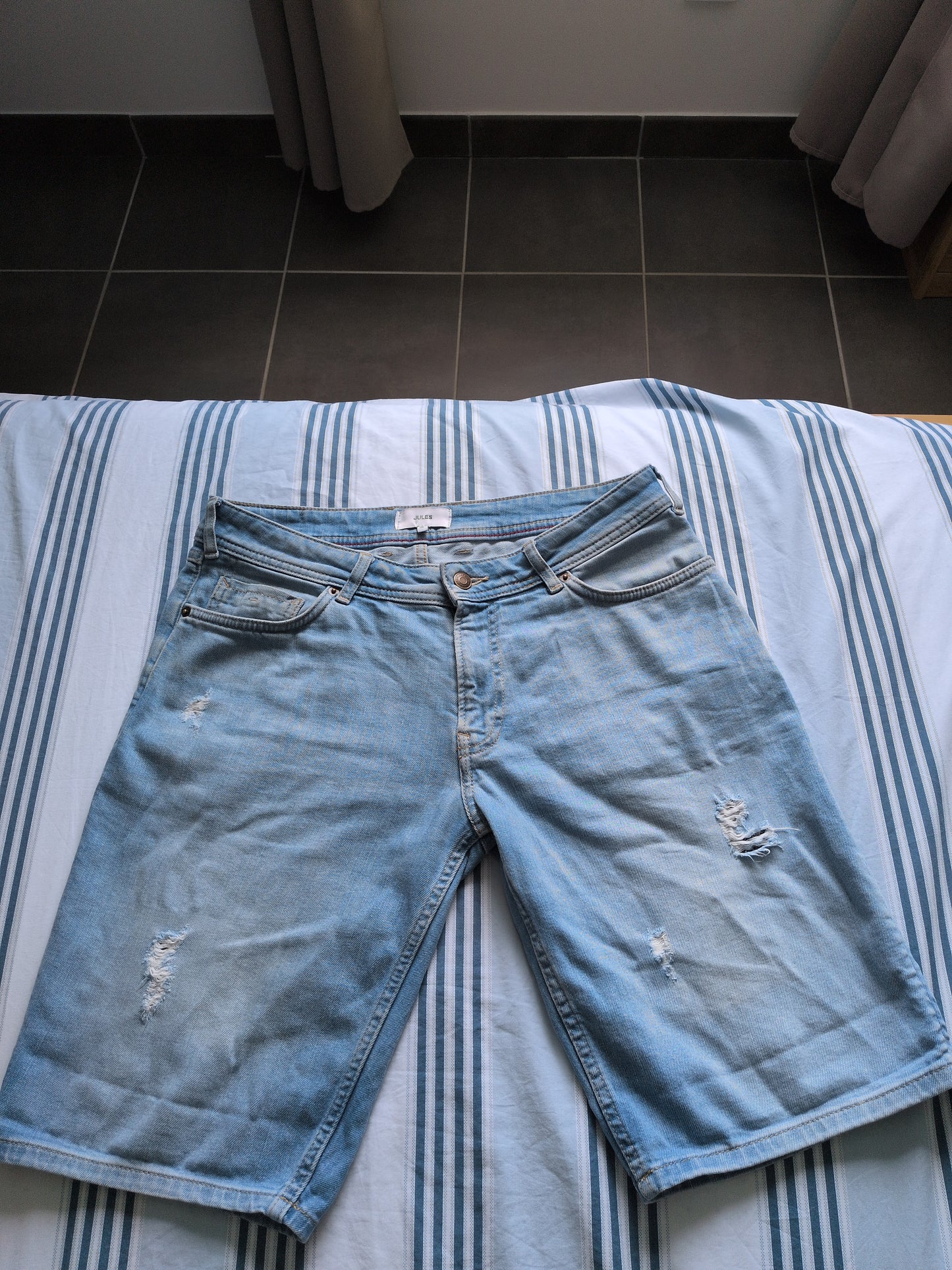 Bermuda en jean usé
