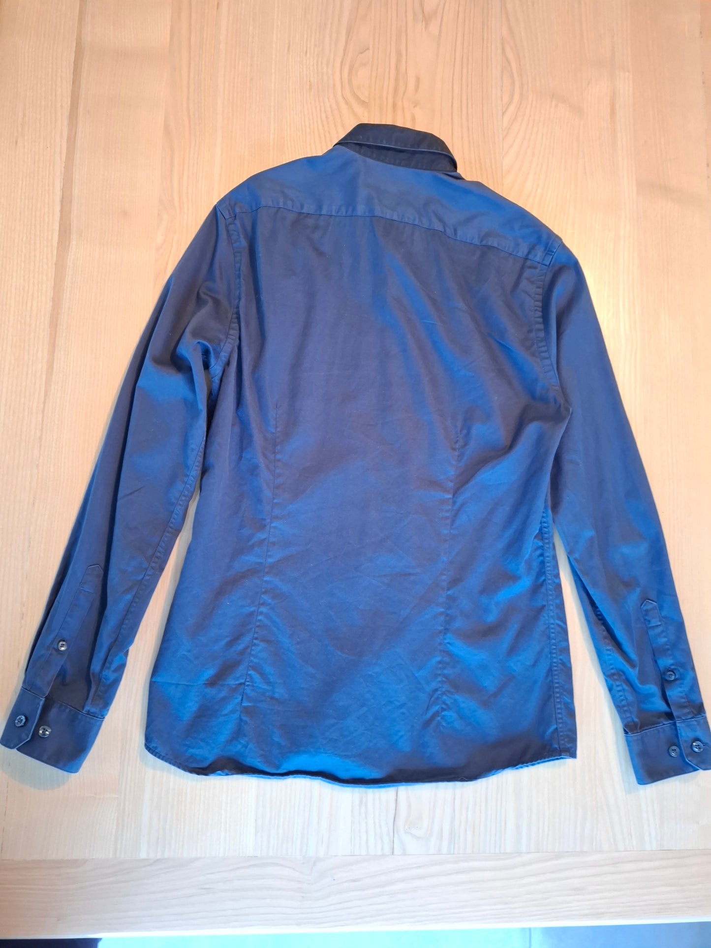 Chemise bleu marine col noir coupe slim