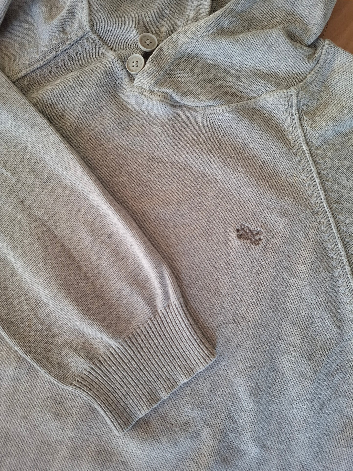 Pull gris a capuche