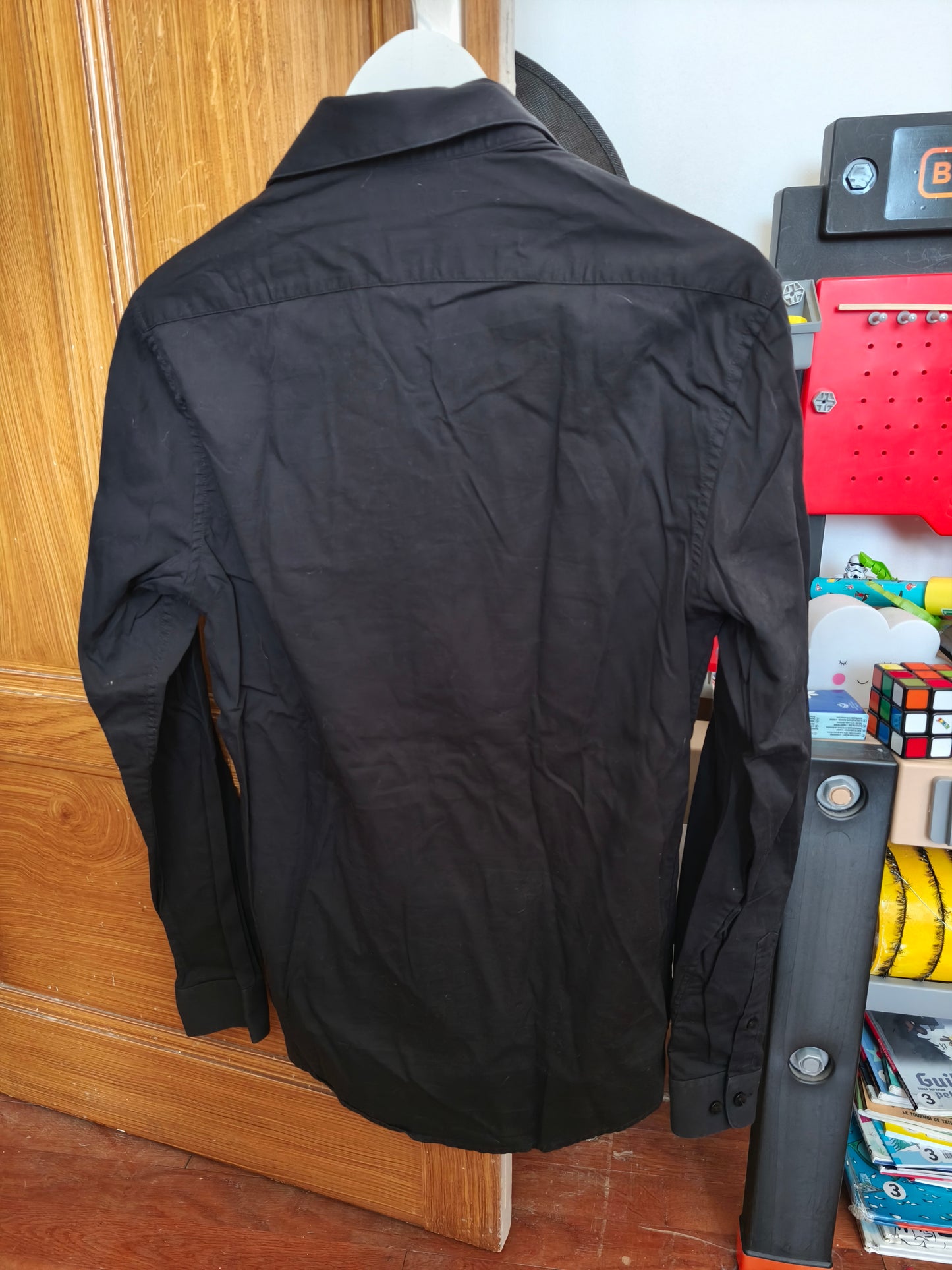 Chemise noire repassage facile