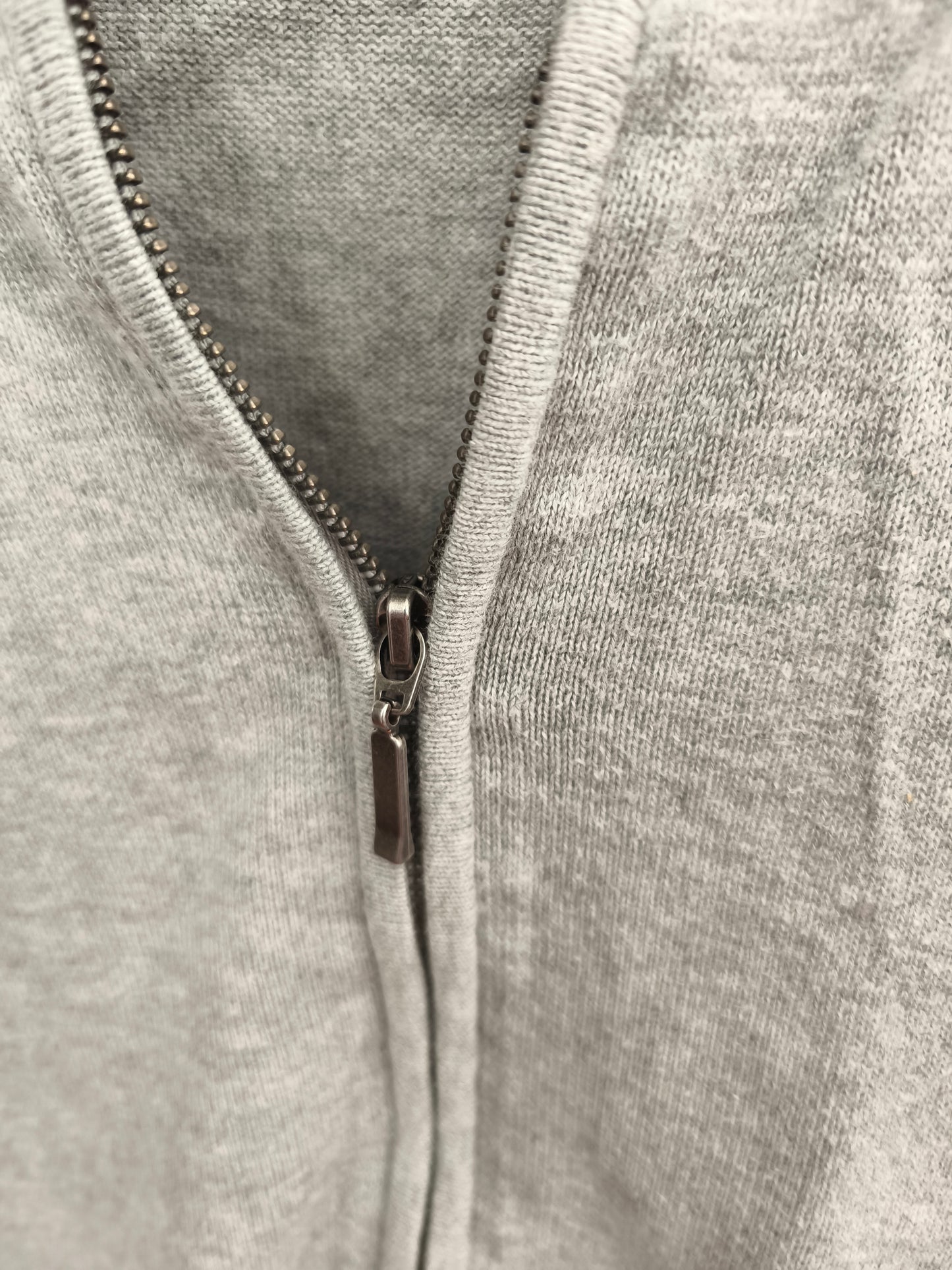 Pull zippé gris