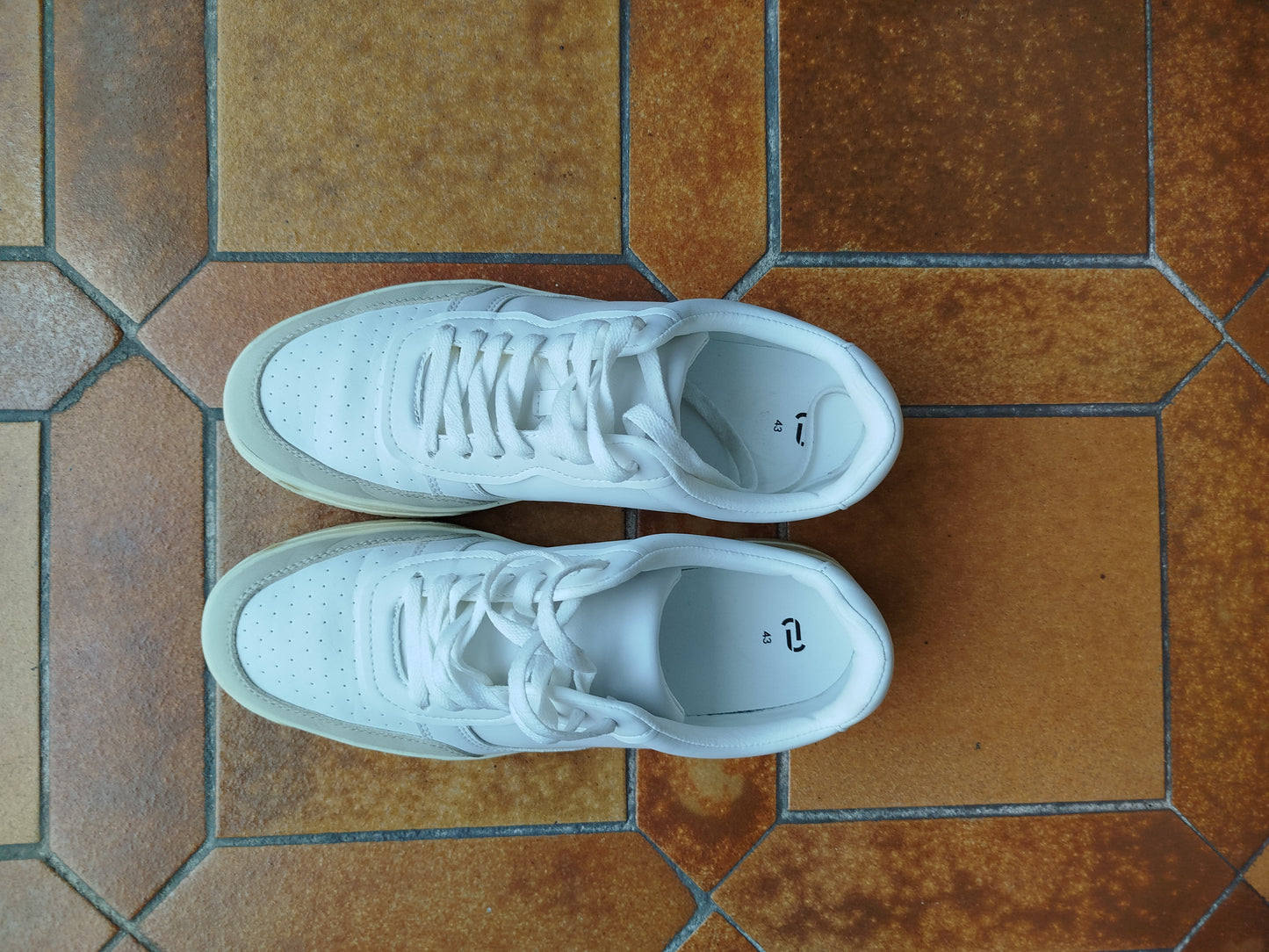 Chaussures blanches et beiges utilisées deux fois