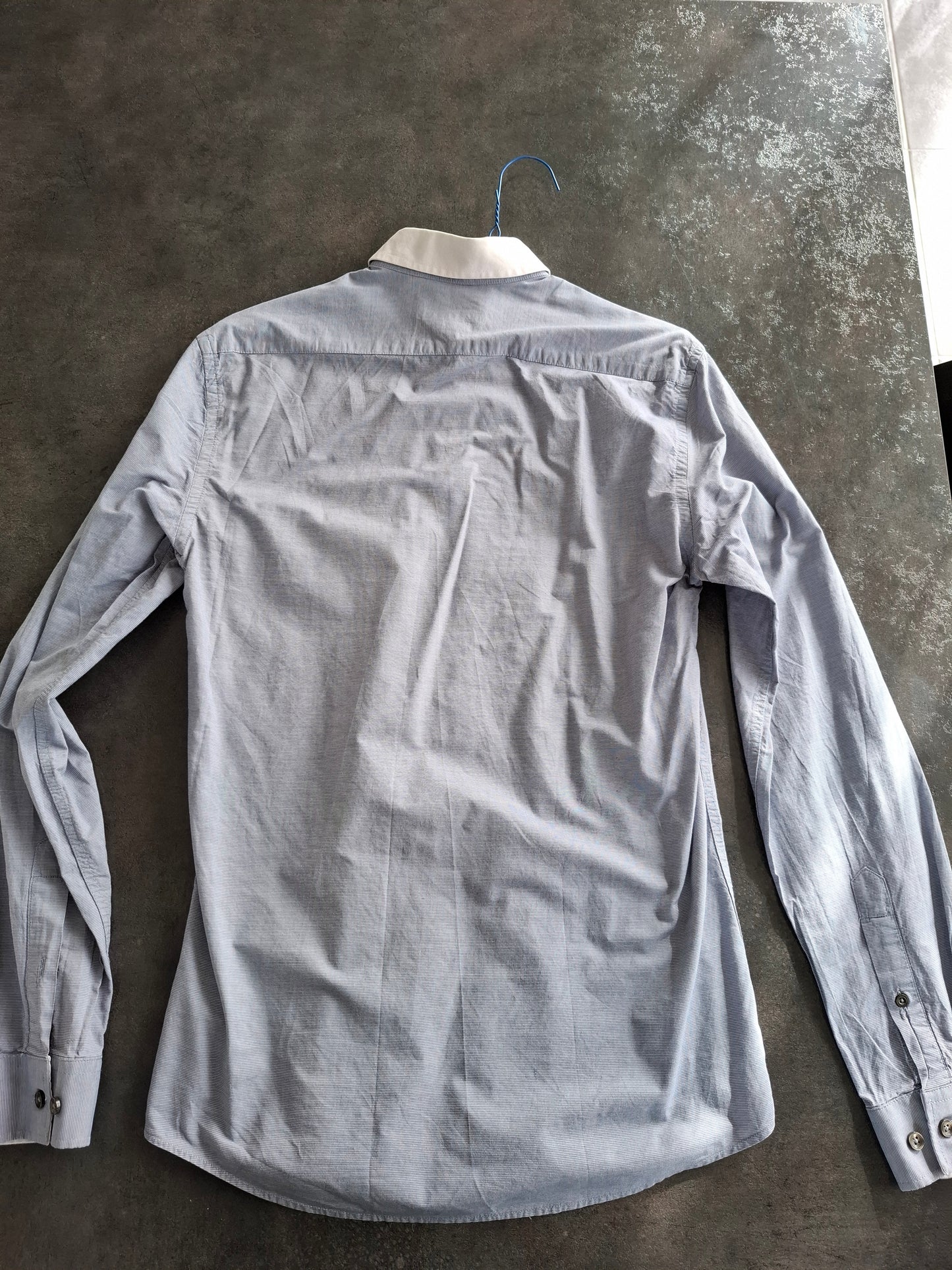 Chemise unie bleu clair col blanc T2