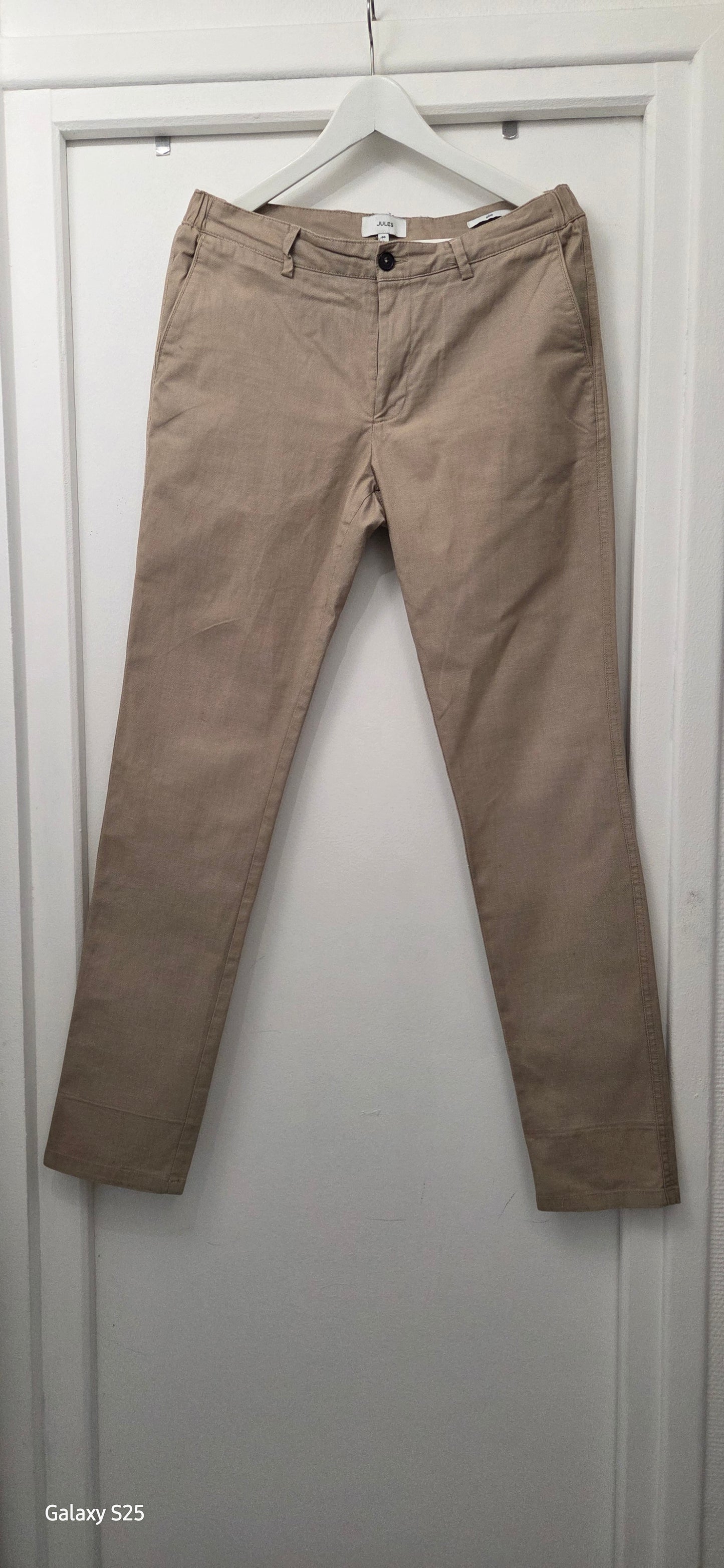 Pantalon chino slim elastiqué reliefé