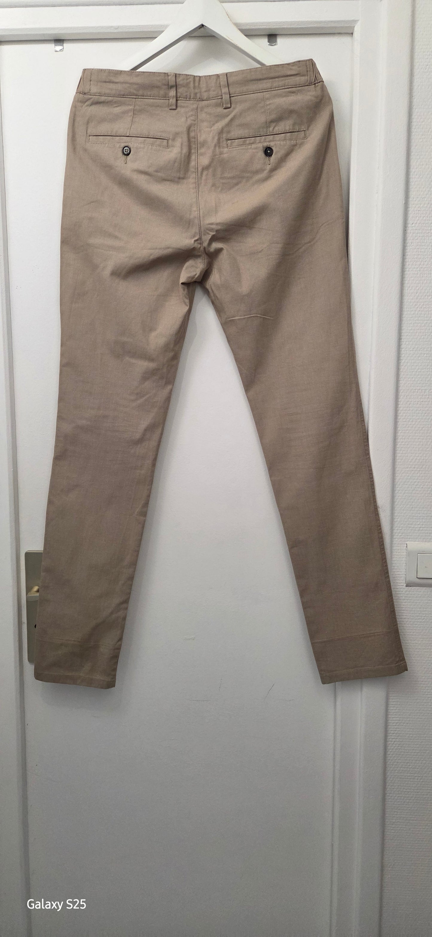 Pantalon chino slim elastiqué reliefé