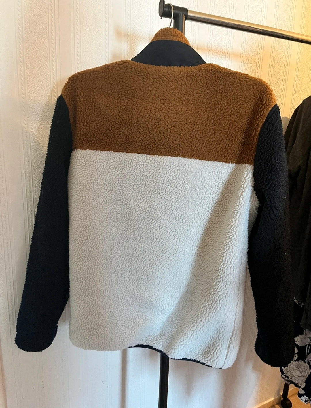 Veste polaire marron et blanc