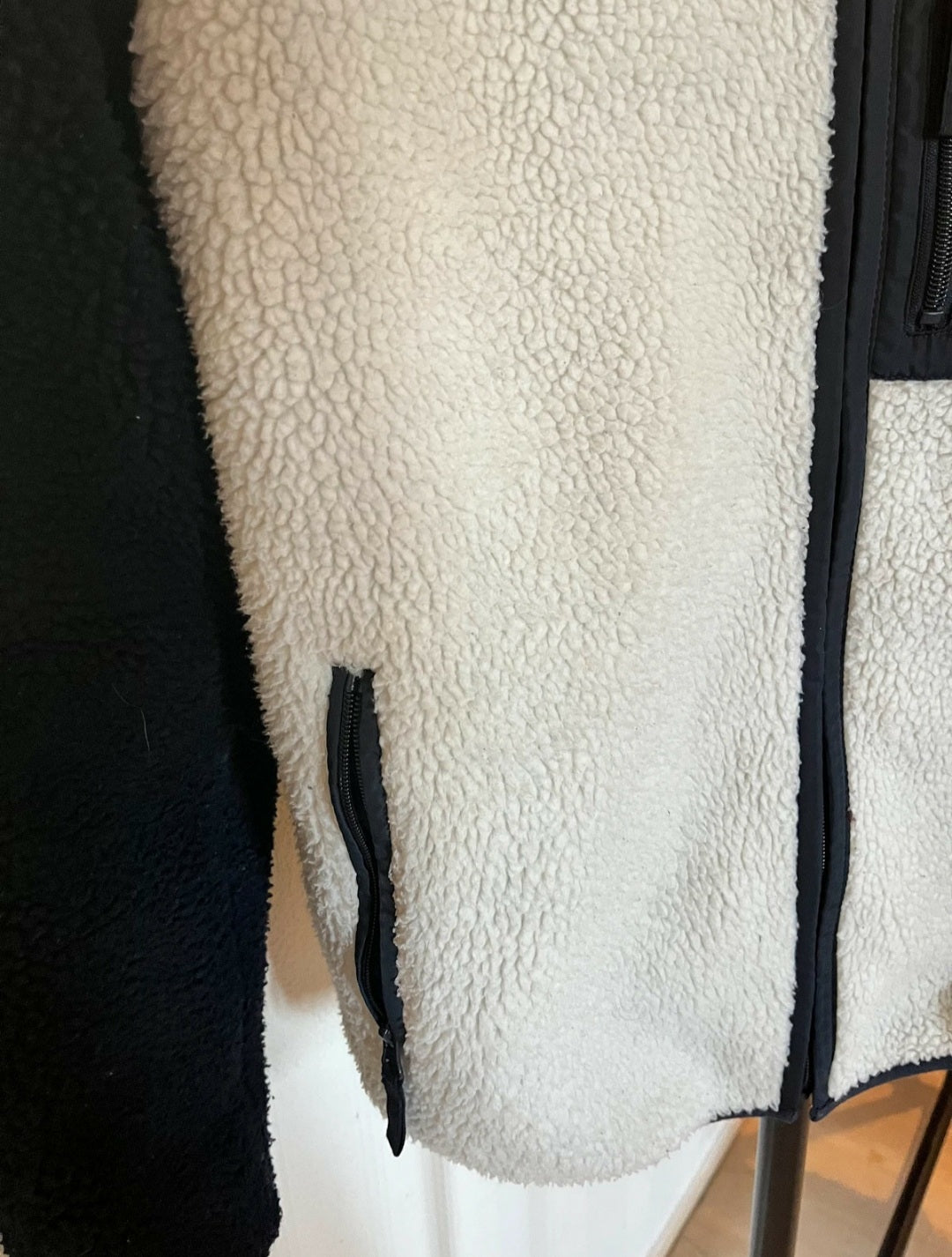 Veste polaire marron et blanc