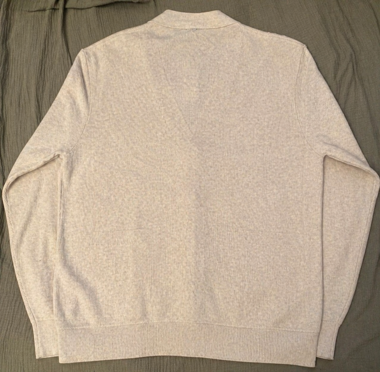 Cardigan Jules neuf, confectionné en coton 100% naturel, doux et respirant.