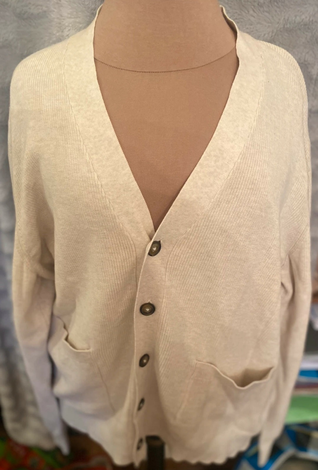 Cardigan Jules neuf, confectionné en coton 100% naturel, doux et respirant.