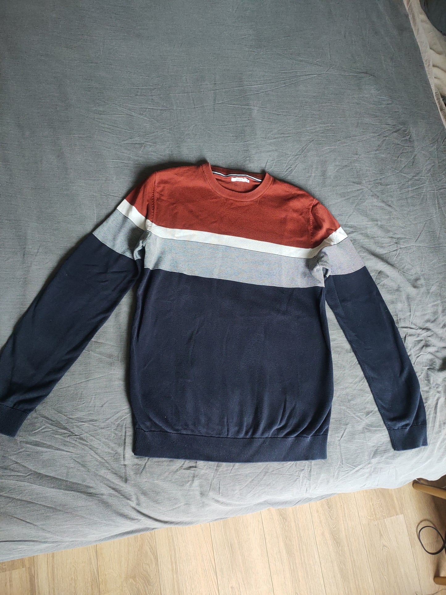 Pull color block tricolore jeu de points
