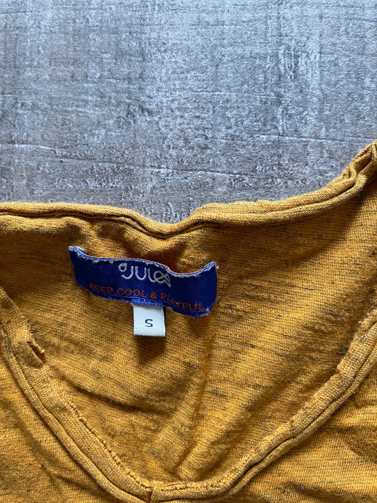T-shirt jaune