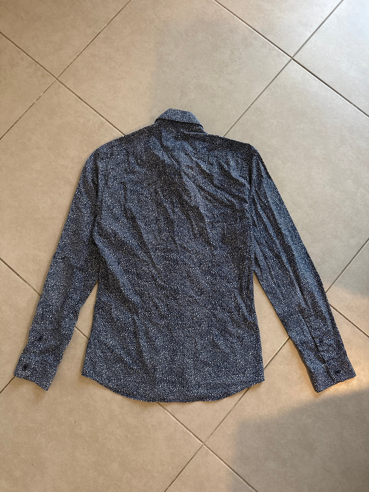 Chemise marine et blanche imprimee