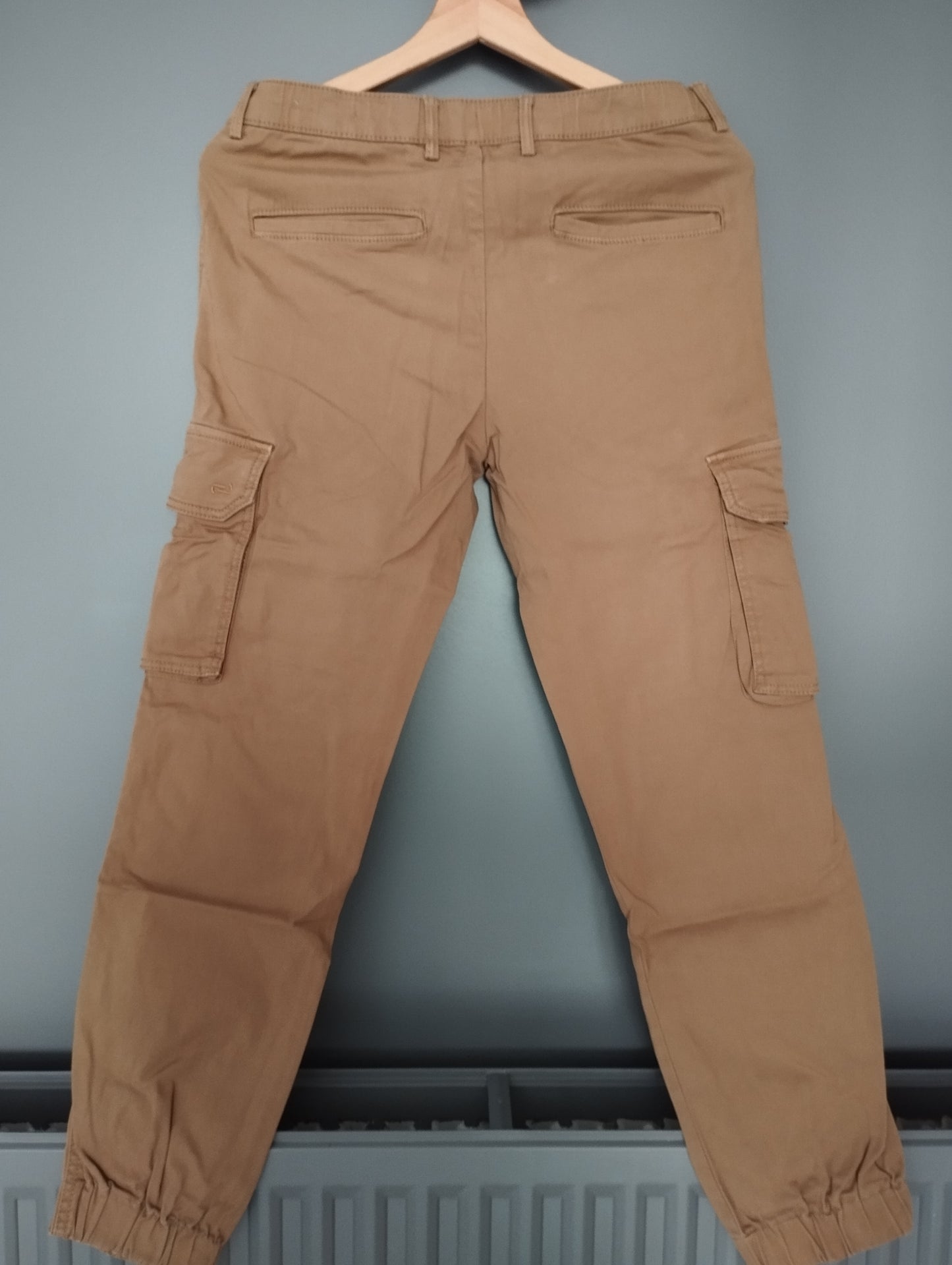 Chino forme cargo bas et taille élastiqués