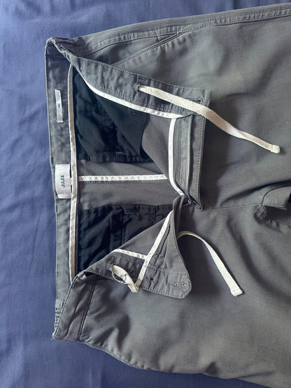 Pantalon chino slim reliefé