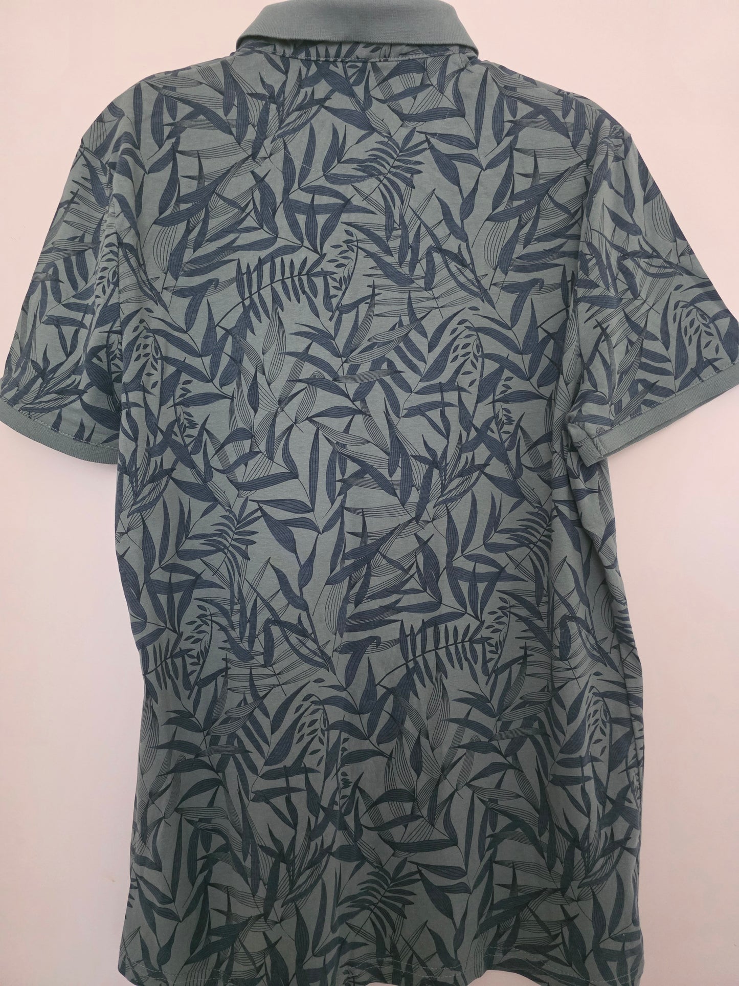 Polo vert motif feuilles