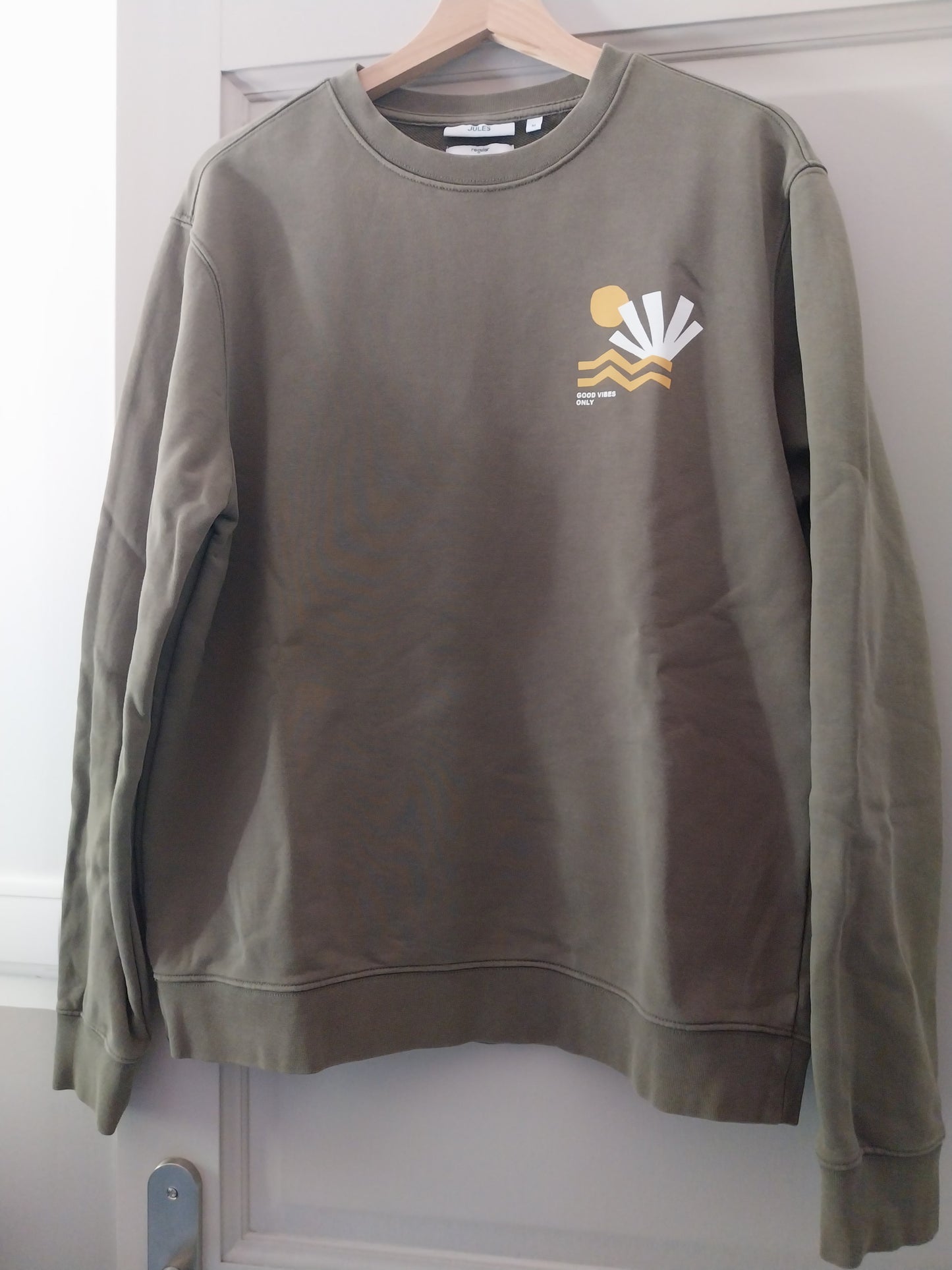 Sweat ras de cou animation poitrine
