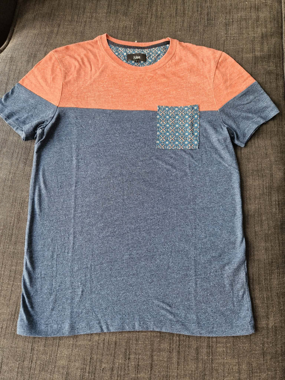 T-SHIRT COLORBLOCK POCHE IMPRIMÉE