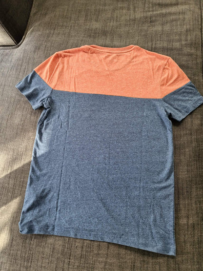 T-SHIRT COLORBLOCK POCHE IMPRIMÉE