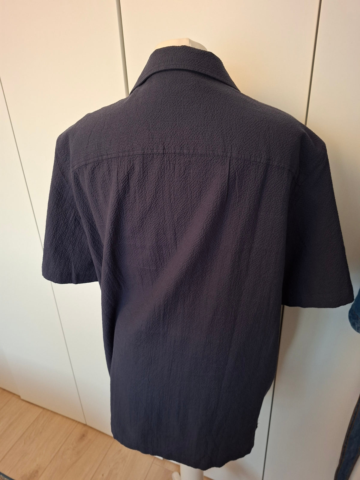Chemise à manches courtes.
